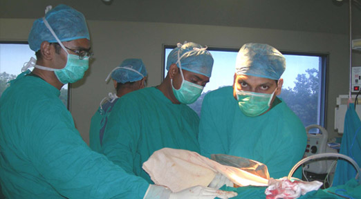 Dr Biren Nadkarni Performing Surgery - Best Knee Replacement Surgeon
