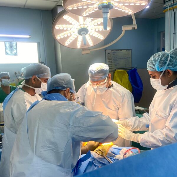 Dr-Biren-Nadkarni-performing-Knee-Replacement-Surgery.jpeg