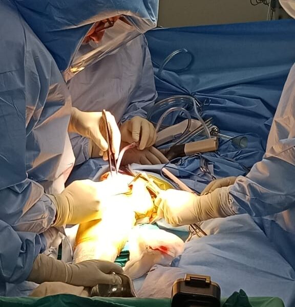 Dr-Biren-Nadkarni-performing-robotic-knee-replacement-surgery-1.jpg