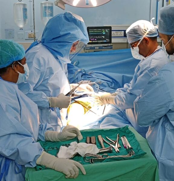 Dr-Biren-Nadkarni-performing-robotic-knee-replacement-surgery-2.jpg