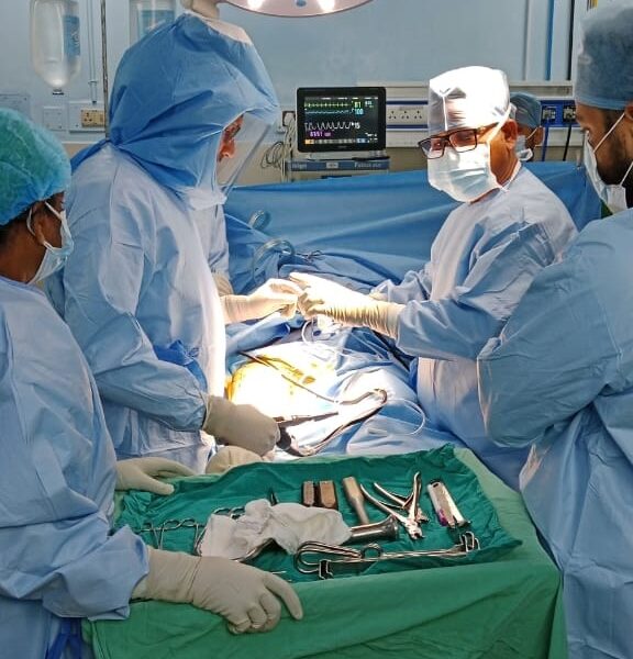 Dr-Biren-Nadkarni-performing-robotic-knee-replacement-surgery-3.jpg