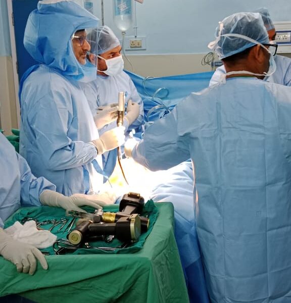 Dr-Biren-Nadkarni-performing-robotic-knee-replacement-surgery-4.jpg