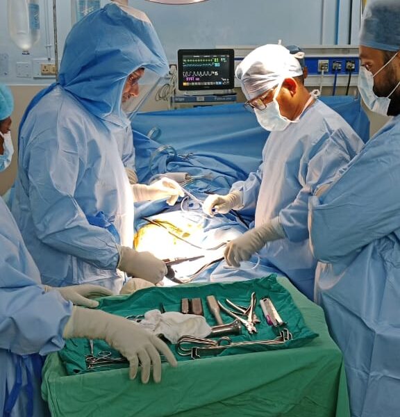 Dr-Biren-Nadkarni-performing-robotic-knee-replacement-surgery-5.jpg