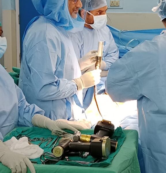 Dr-Biren-Nadkarni-performing-robotic-knee-replacement-surgery-6.jpg