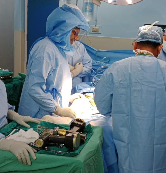 Dr-Biren-Nadkarni-performing-robotic-knee-replacement-surgery-7.jpg