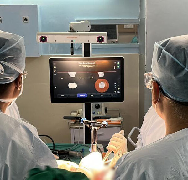 Dr.-Biren-Nadkarni-Performing-Knee-Replacement-Surgery-1.jpg