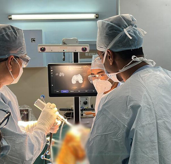 Dr.-Biren-Nadkarni-Performing-Knee-Replacement-Surgery-2.jpg