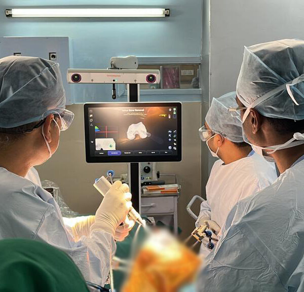 Dr.-Biren-Nadkarni-Performing-Knee-Replacement-Surgery-3.jpeg