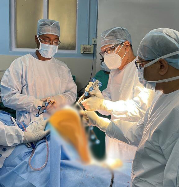 Dr.-Biren-Nadkarni-Performing-Knee-Replacement-Surgery-4.jpeg