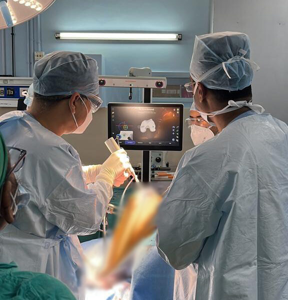 Dr.-Biren-Nadkarni-Performing-Knee-Replacement-Surgery-5.jpeg