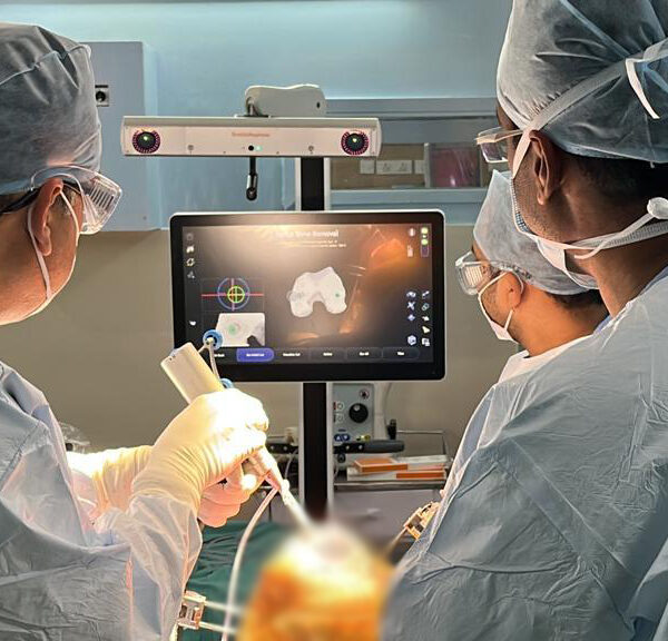 Dr.-Biren-Nadkarni-Performing-Knee-Replacement-Surgery.jpg