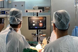dr-biren-performing-robotic-knee-replacement.jpg